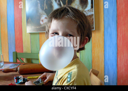 Berlino, un ragazzo fa una bolla Foto Stock