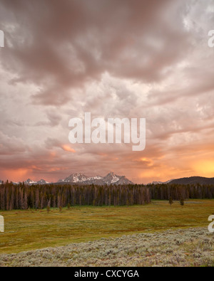 Nuvole arancione al tramonto sopra le montagne a dente di sega, Sawtooth National Recreation Area, Idaho, Stati Uniti d'America Foto Stock