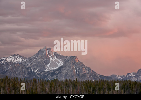 Nuvole rosa al tramonto sopra le montagne a dente di sega, Sawtooth National Recreation Area, Idaho, Stati Uniti d'America Foto Stock