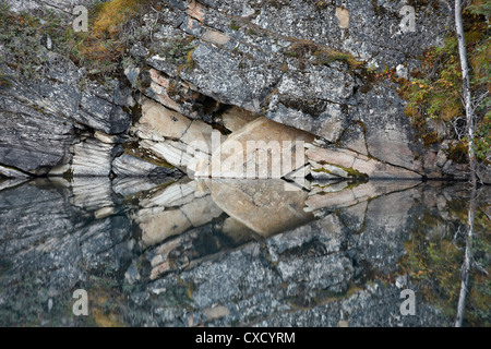 Arrowhead riflessione nel rock-clif riva del lago a ferro di cavallo, il Parco Nazionale di Jasper, Sito Patrimonio Mondiale dell'UNESCO, Alberta, Canada Foto Stock