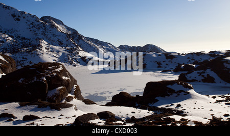 Lago ghiacciato a Gosaikunda, una alta altitudine stop per il trekking in Himalaya, Nepal Foto Stock