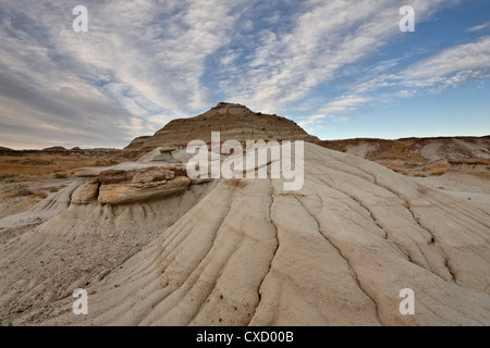 Badlands con nuvole, Parco Provinciale dei Dinosauri, Sito Patrimonio Mondiale dell'UNESCO, Alberta, Canada, America del Nord Foto Stock