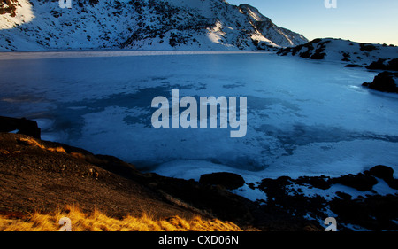 Lago ghiacciato a Gosaikunda, una alta altitudine stop per il trekking in Himalaya, Nepal Foto Stock