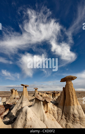 Hoodoos giallo sotto una nuvola wispy, San Juan Basin, Nuovo Messico, Stati Uniti d'America, America del Nord Foto Stock