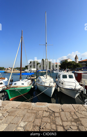 Barche nel porto, Sveti Filip i Jakov, Croazia. Foto Stock