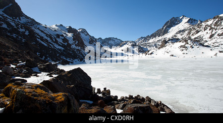 Lago ghiacciato a Gosaikunda, una alta altitudine stop per il trekking in Himalaya, Nepal Foto Stock