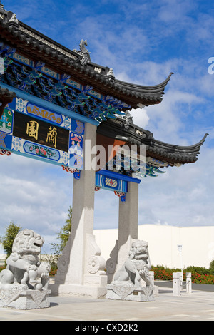 Pai Lou Gateway al Giardino Cinese, al Distretto Centrale degli Affari, Dunedin, Distretto di Otago, South Island, in Nuova Zelanda, Pacific Foto Stock