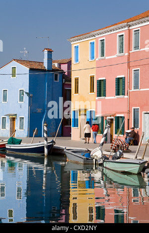 Canal sull isola di Burano, Venezia, Veneto, Italia, Europa Foto Stock