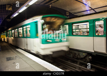 I treni in corrispondenza di una stazione di metropolitana di Parigi sistema di trasporto in Francia Foto Stock