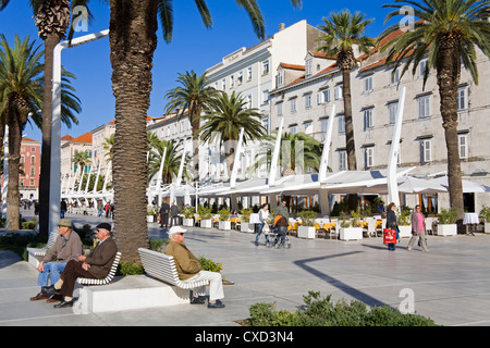 Caffè sulla Riva a Spalato, Croazia, Europa Foto Stock