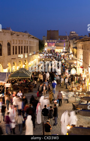 Il restaurato Souq Waqif con fango resi negozi e travi di legno a vista, Doha, Qatar, Medio Oriente Foto Stock