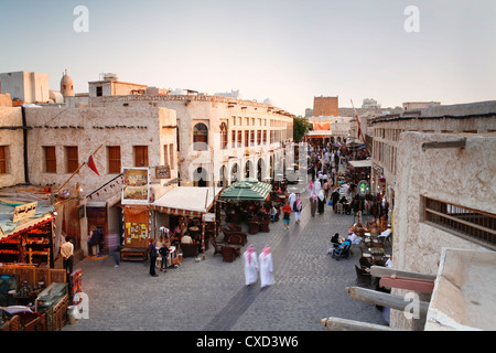 Il restaurato Souq Waqif con fango resi negozi e travi di legno a vista, Doha, Qatar, Medio Oriente Foto Stock