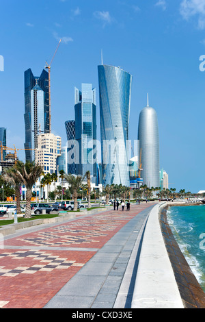 Vista lungo la Corniche verso il nuovo skyline di West Bay quartiere finanziario centrale, Doha, Qatar, Medio Oriente Foto Stock