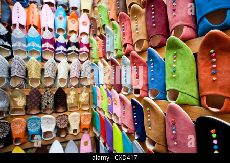 In morbida pelle pantofole marocchino nel Souk, Medina, Marrakech, Marocco, Africa Settentrionale, Africa Foto Stock