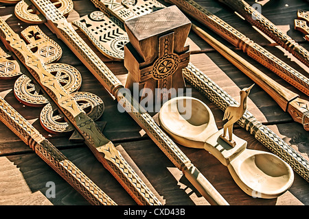 Decorazioni in legno intagliato tradizionalmente rumeno ed esposti per la vendita. Foto Stock