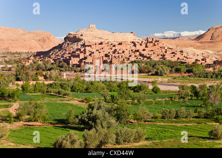 Città di Ait Benhaddou su un ex Caravan Route accanto al fiume di Ouarzazate, utilizzato spesso come una pellicola ubicazione, Marocco Foto Stock