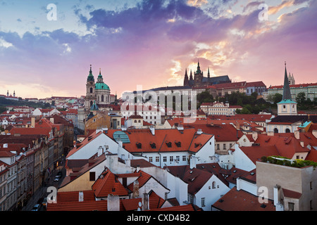 Cattedrale di San Vito e la chiesa di San Nicola, Praga, Repubblica Ceca, Europa Foto Stock