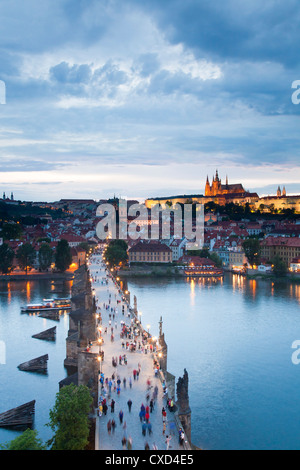 Cattedrale di San Vito, il Ponte Carlo, il fiume Vltava e il quartiere del castello di sera, Praga, Repubblica Ceca Foto Stock