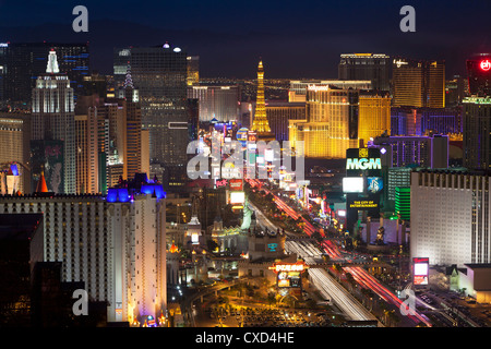Vista in elevazione degli alberghi e dei casinò lungo la striscia al crepuscolo, Las Vegas, Nevada, Stati Uniti d'America, America del Nord