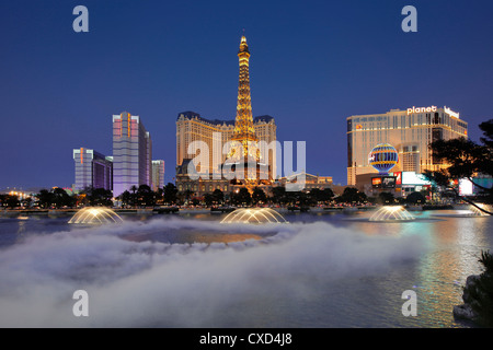 Fontane del Bellagio eseguire davanti alla Torre Eiffel replica, Las Vegas, Nevada, Stati Uniti d'America, America del Nord Foto Stock