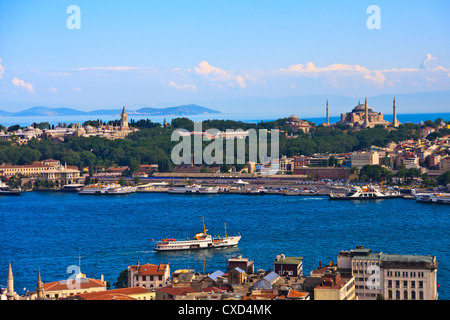 Istanbul Golden Horn View con il Palazzo Topkapi e Hagia Sophia, Turchia Foto Stock