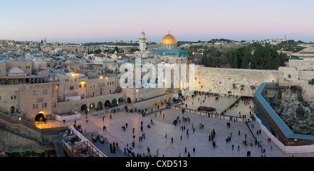 Quartiere ebraico della parete occidentale Plaza, con persone in preghiera al Muro del Pianto, la Città Vecchia di Gerusalemme, Israele Foto Stock