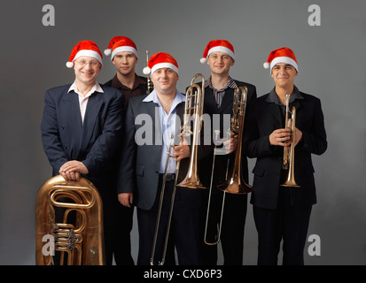 Ritratto di cinque giovani musicisti con strumenti. Essi sono vestiti in un cappuccio di Santa Foto Stock