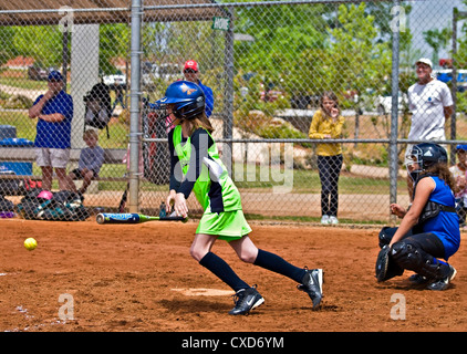 Giovane giocatore di baseball pronto a correre alla base dopo un colpo. Foto Stock