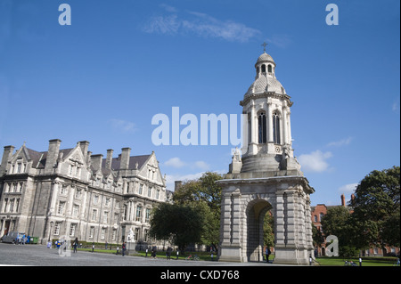 La città di Dublino Eire Il Campanile in piazza del Parlamento del Trinity College è stato donato nel 1853 dall Arcivescovo di Armagh Signore Beresford. Foto Stock