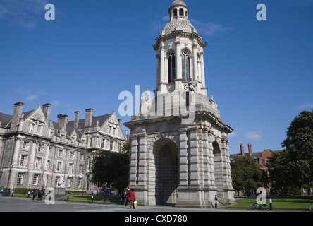 La città di Dublino Eire Il Campanile in piazza del Parlamento del Trinity College è stato donato nel 1853 Arcivescovo di Armagh, Signore Beresford. Foto Stock