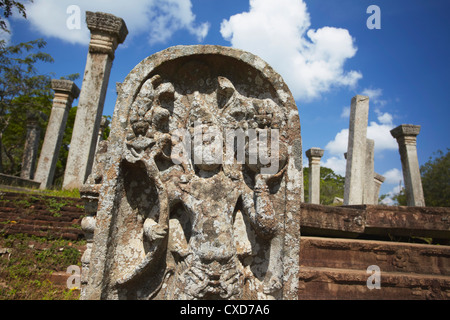 Guardstone di Kujjatissa Pabbata nel monastero Mahavihara, Anuradhapura, Nord provincia centrale, Sri Lanka Foto Stock