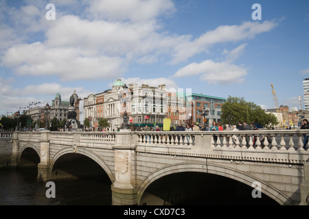La città di Dublino Eire UE la famosa O'Connell ponte stradale sul fiume Liffey a fine di main O'Connell Street con O'Connell monumento Foto Stock