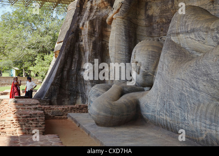 Buddha reclinato statua, Gal Vihara, Polonnaruwa, Sito Patrimonio Mondiale dell'UNESCO, Nord provincia centrale, Sri Lanka, Asia Foto Stock