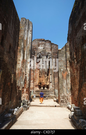 Turistico a Lankatilaka, Polonnaruwa, Sito Patrimonio Mondiale dell'UNESCO, Nord provincia centrale, Sri Lanka, Asia Foto Stock