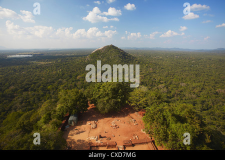Vista della campagna circostante da Sigiriya, Sito Patrimonio Mondiale dell'UNESCO, Nord provincia centrale, Sri Lanka, Asia Foto Stock