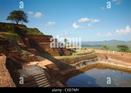 Le persone al vertice di Sigiriya, Sito Patrimonio Mondiale dell'UNESCO, Nord provincia centrale, Sri Lanka, Asia Foto Stock