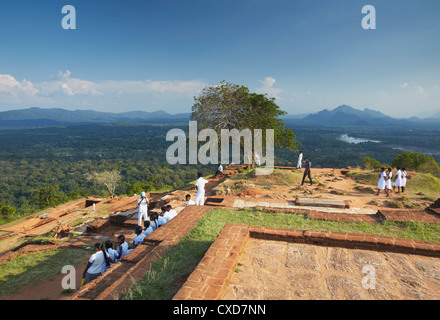 I bambini della scuola al vertice di Sigiriya, Sito Patrimonio Mondiale dell'UNESCO, Nord provincia centrale, Sri Lanka, Asia Foto Stock