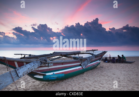 Oruwa (canoa outrigger) sulla spiaggia al tramonto, Negombo, Nord provincia occidentale, Sri Lanka, Asia Foto Stock