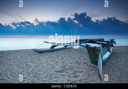 Oruwa (canoa outrigger) sulla spiaggia al tramonto, Negombo, Nord provincia occidentale, Sri Lanka, Asia Foto Stock
