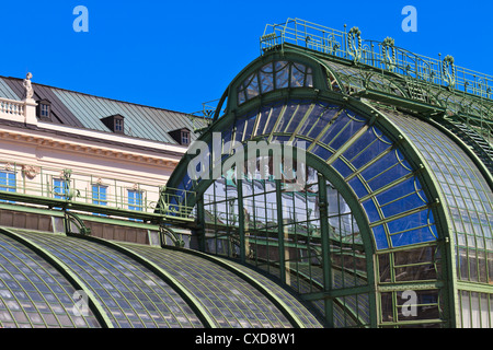 Dettagli architettonici di Palmenhaus e Palazzo di Hofburg di Vienna Foto Stock