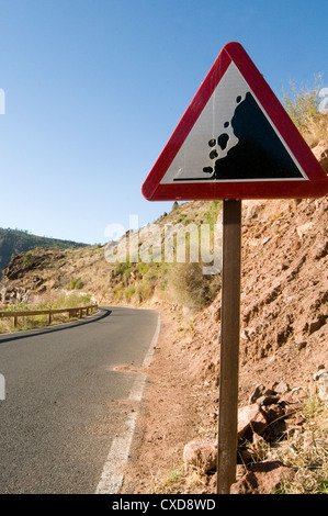 Le rocce che cadono rock road sign cartello stradale Cartelli segni rolling stones erosione di pericolo Foto Stock