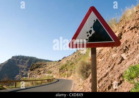 Le rocce che cadono rock road sign cartello stradale Cartelli segni rolling stones erosione di pericolo Foto Stock