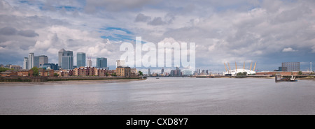 Vista su Canary Wharf e l'O2 Arena sul Fiume Tamigi da Greenwich, London, Regno Unito Foto Stock