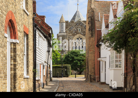 Vista lungo la stretta viuzza acciottolata a Santa Maria la chiesa parrocchiale nella storica cittadina di segale, East Sussex, Inghilterra, Regno Unito, Gran Bretagna Foto Stock