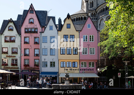 Case nel quartiere storico e Grande chiesa di S. Martino, Colonia, nella Renania settentrionale-Vestfalia, Germania, Europa Foto Stock