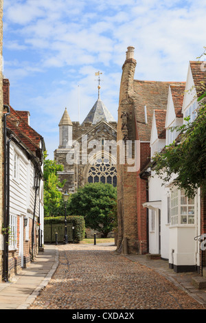 Vista lungo la stretta e tranquilla strada lastricata vuota per la chiesa parrocchiale di St Mary nella storica città di Rye, East Sussex, Inghilterra, Regno Unito, Gran Bretagna Foto Stock