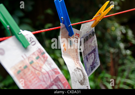 British pound note sulla linea di lavaggio in giardino Foto Stock