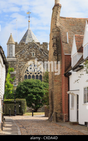 Vista lungo la stretta viuzza acciottolata a Santa Maria la chiesa parrocchiale nella storica cittadina di segale, East Sussex, Inghilterra, Regno Unito, Gran Bretagna Foto Stock