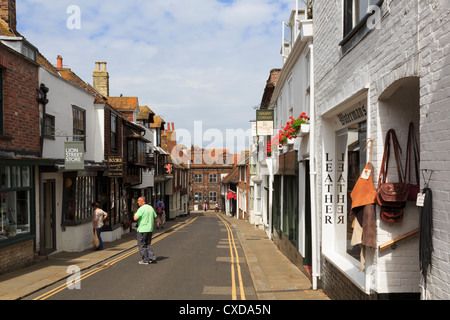 Negozio di pelle e i piccoli negozi di alimentari indipendenti nella città storica. Lion Street, segala, East Sussex, Inghilterra, Regno Unito, Gran Bretagna Foto Stock