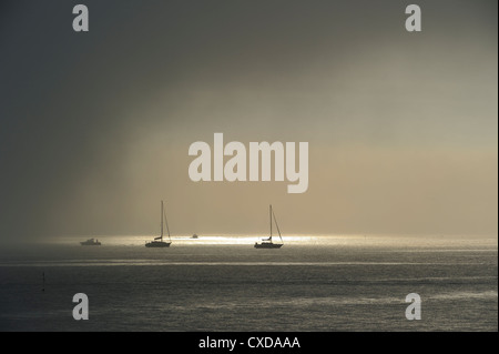 Nebbia in rotolamento su barche a vela sul Oceano Atlantico vicino l'isola Ile d'oléron Charente Maritime, Francia Foto Stock